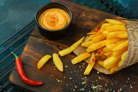 Картофель фри с сырным соусом