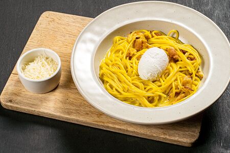 Спагетти карбонара с яйцом пашот