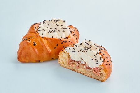 Пирожок Форель, капуста, крем-чиз