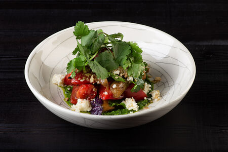 Салат из баклажан на углях с узбекскими помидорами и сыром