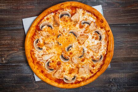 Пицца Курица с грибами в сливках