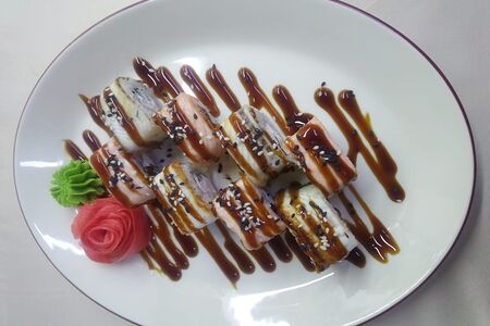 Запеченный ролл с лососем