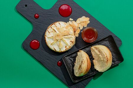 Запечённый камамбер с конфитюром