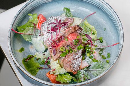 Стейк-салат с телятиной и овощами