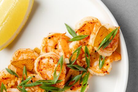 Жареные креветки с чесноком