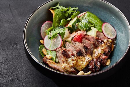 Салат с говядиной и горчичным соусом