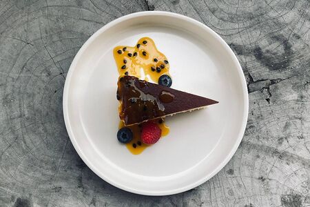 Чизкейк с соусом маракуйя