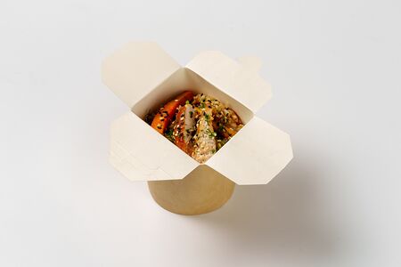 Острый вок с рисом, курицей и овощами в соусе терияки