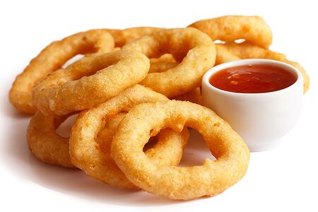 Луковые кольца с соусом на выбор