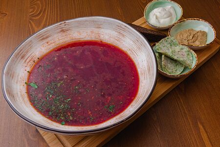 Борщ, гренки, сметана, смалец, горчица