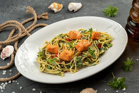 Спагетти с лососем и шпинатом