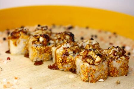 Запеченный ролл Тартар с угрем