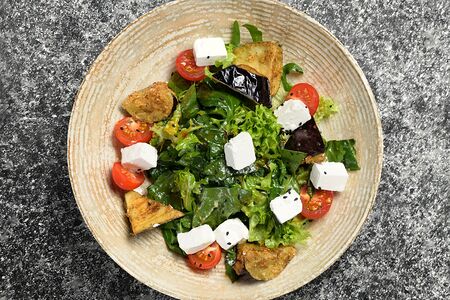 Салат с баклажаном и сыром фета