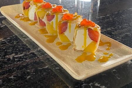 Блинный ролл с манго и клубникой