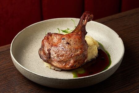 Утиная ножка с пюре и соусом наршараб