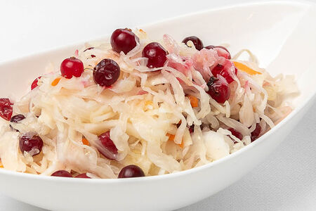 Капуста малосольная с клюквой