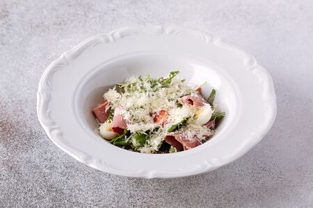 Салат с копченой уткой и хрустальной грушей