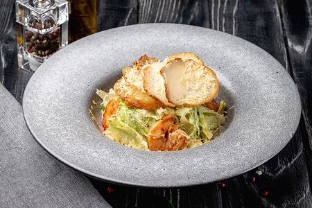 Салат Цезарь с креветками