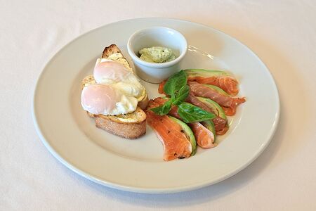 Яйца пашот с авокадо и форелью