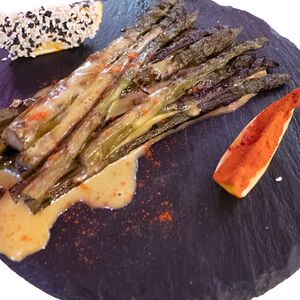 Ծնեբեկ հոլադական սոուսով