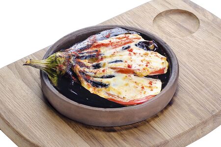 Запеченный баклажан с сыром и томатами