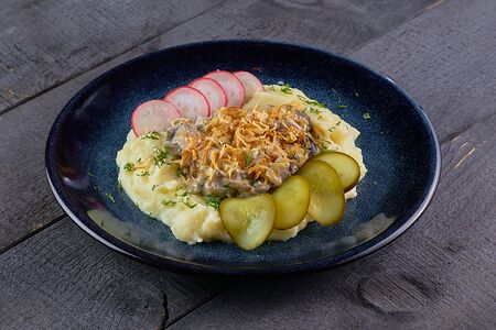 Бефстроганов с пюре и хрустящим луком