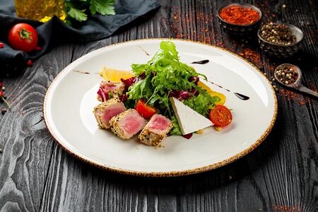 Теплый салат с тунцом