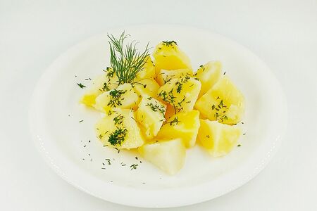 Картофель отварной с зеленью