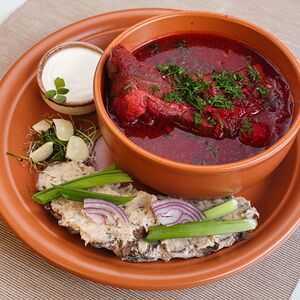 Борщ с рёбрышком и шпиком