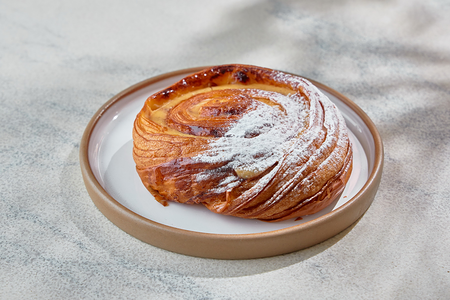 Улитка с изюмом и кремом патисьер