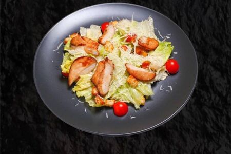 Салат Цезарь с курицей