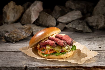 Бургер с розовой говядиной