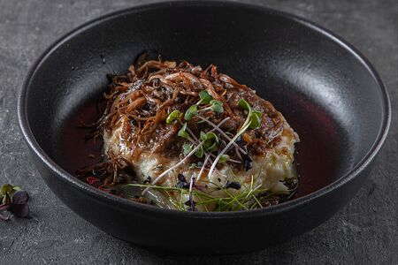 Бычьи хвосты с пюре, грибами и хрустящим луком