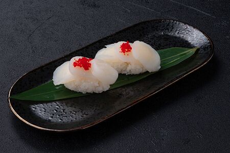 Суши со сладким гребешком