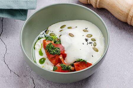 Подпечённые томаты с сыром страчателла и соусом чимичури под муссом из пармезана