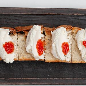 Мягкий сыр и конфитюр из айвы