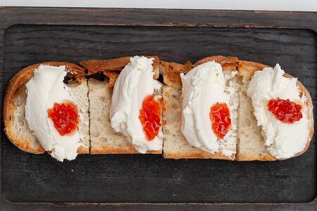 Мягкий сыр и конфитюр из айвы