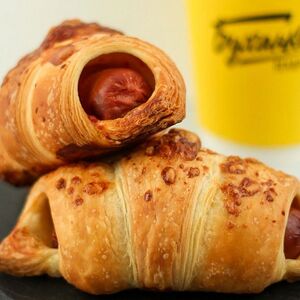 Круассан с сосиской и соусом