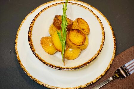 Картофель черри с розмарином