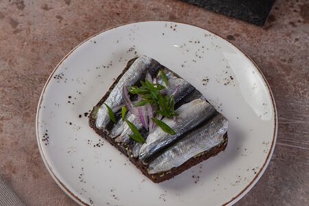 Тост на бородинском хлебе с килькой