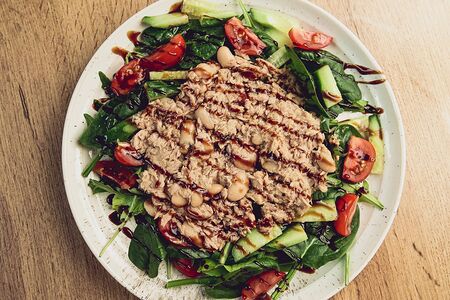 Салат с тунцом и белой фасолью