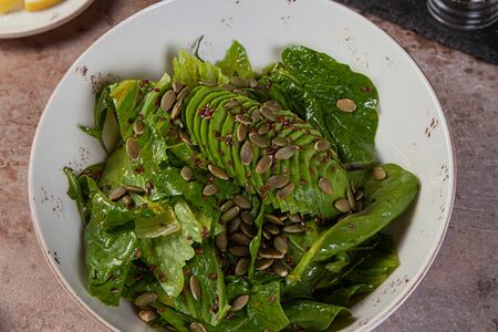 Зеленый салат с авокадо