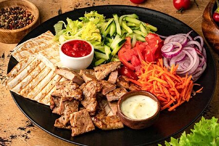 Шаурма свиная в тарелке