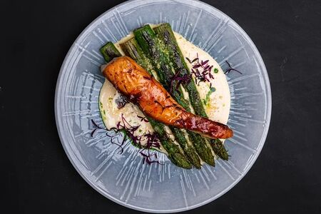 Лосось со сливочным соусом и спаржей