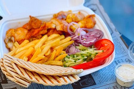 Гирос из свинины на тарелке