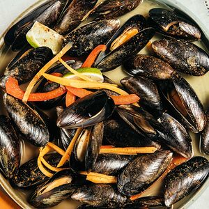 Мидии в овощном соусе