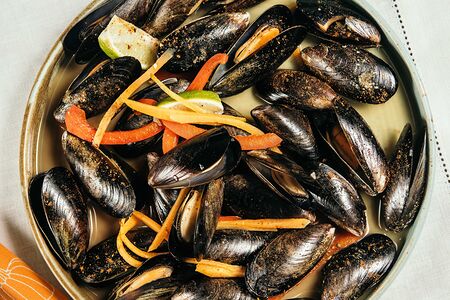 Мидии в овощном соусе