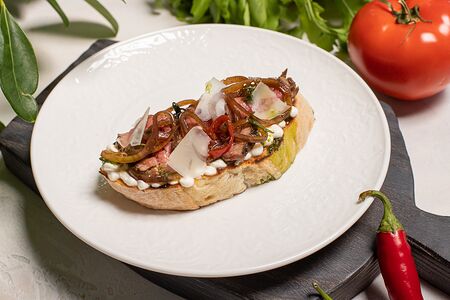 Брускетта с ростбифом из телятины