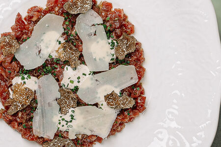 Тартар из говядины с трюфельным муссом