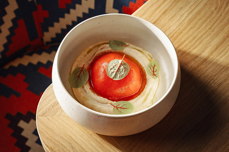 Хумус с томатами и чиабаттой